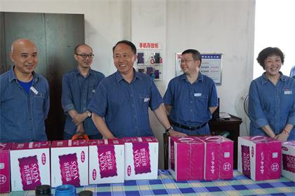 金沙澳门(中国)唯一官方网站股份公司领导高温时节为一线岗位员工送清凉