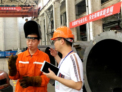 四川工人日报社记者就“一线职工战三伏”到金沙澳门(中国)唯一官方网站进行采访报道