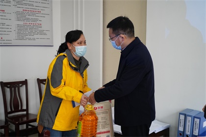 金沙澳门(中国)唯一官方网站集团公司党委书记、董事长谭光军一行节前慰问公司员工