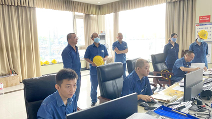 金沙澳门(中国)唯一官方网站股份公司党委书记、董事长廖廷君到生产调度指挥中心了解装置开车情况